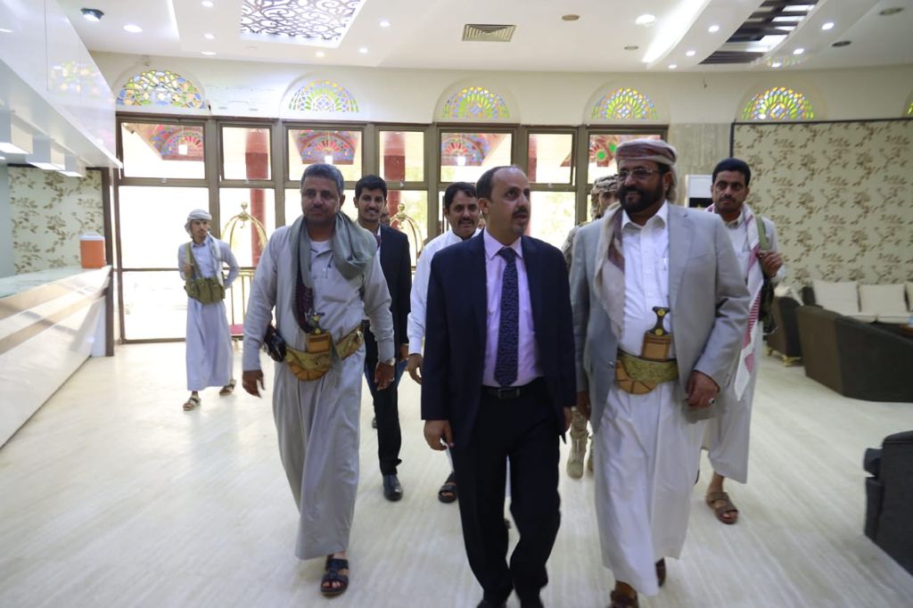 وزير الإعلام ومحافظ مأرب يتفقدان مستوى الإنجاز في إعادة تأهيل وتأثيث فندق بلقيس