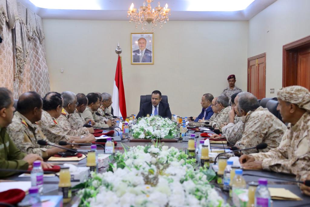 رئيس الوزراء يستعرض مع قيادة المنطقة العسكرية الرابعة خطط الحكومة في بناء جيش قوي على أسس مؤسسية وتأييده عن الصراعات السياسية 
