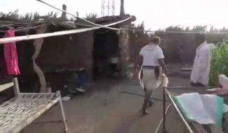 فيديو- نجاة أسرة كاملة من موت محقق جراء قصف صاروخي حوثي طال منزلهم جنوب الحديدة