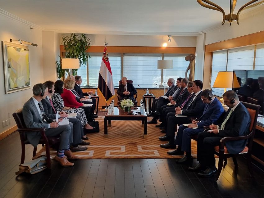 رئيس مجلس القيادة الرئاسي يبحث ووزير الخارجية الاميركي مستجدات الوضع اليمني