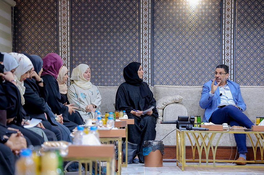 رئيس الوزراء يعبر عن تقديره للأدوار الوطنية والنضالية للمرأة اليمنية ويجدد التزامه بتمكينها في مراكز القرار