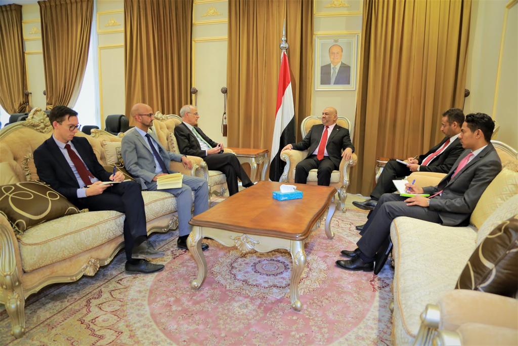 وزير الخارجية خالد اليماني يلتقي سفير المملكة المتحدة لدى اليمن