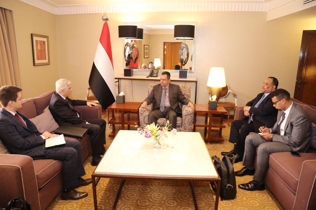 رئيس الوزراء يلتقي السفير الروسي لدى اليمن ويناقش معه مستجدات الأوضاع على الساحة الوطنية