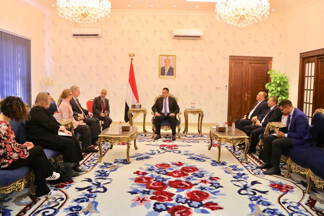 خلال لقاءه برئيس الوزراء في عدن .. السفير الأمريكي يجدد دعم بلاده للحكومة الشرعية وجهود عملية السلام في اليمن