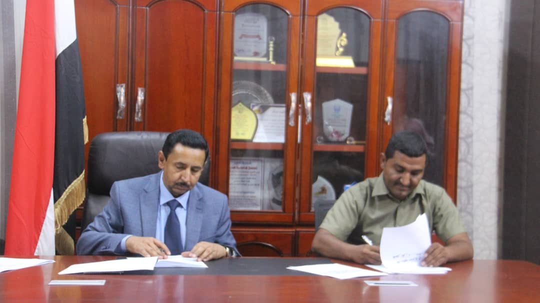 محافظ شبوة يوقع على عقد تنفيذ مشروع مبنى كلية التربية بالمحافظة