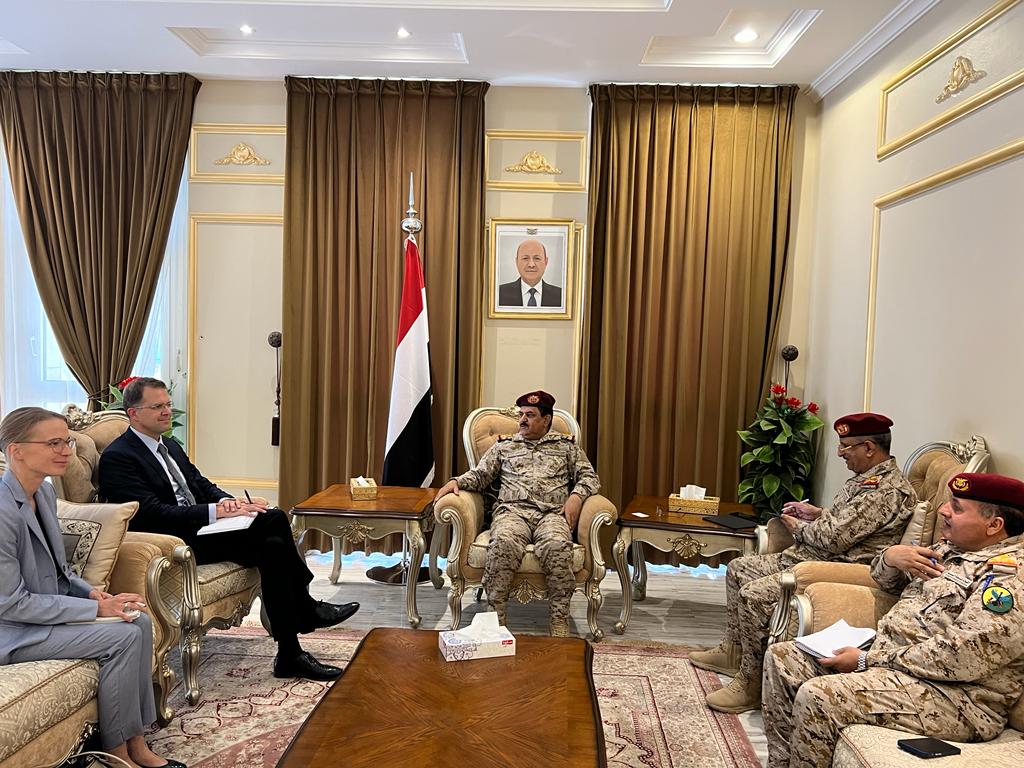 وزير الدفاع يلتقي نائب السفير الألماني لدى اليمن ويناقش معه استمرار خروقات الحوثي للهدنة الأممية 