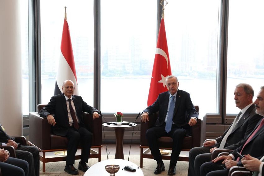 رئيس مجلس القيادة الرئاسي يبحث مع الرئيس التركي العلاقات الثنائية وفرص احلال السلام في اليمن