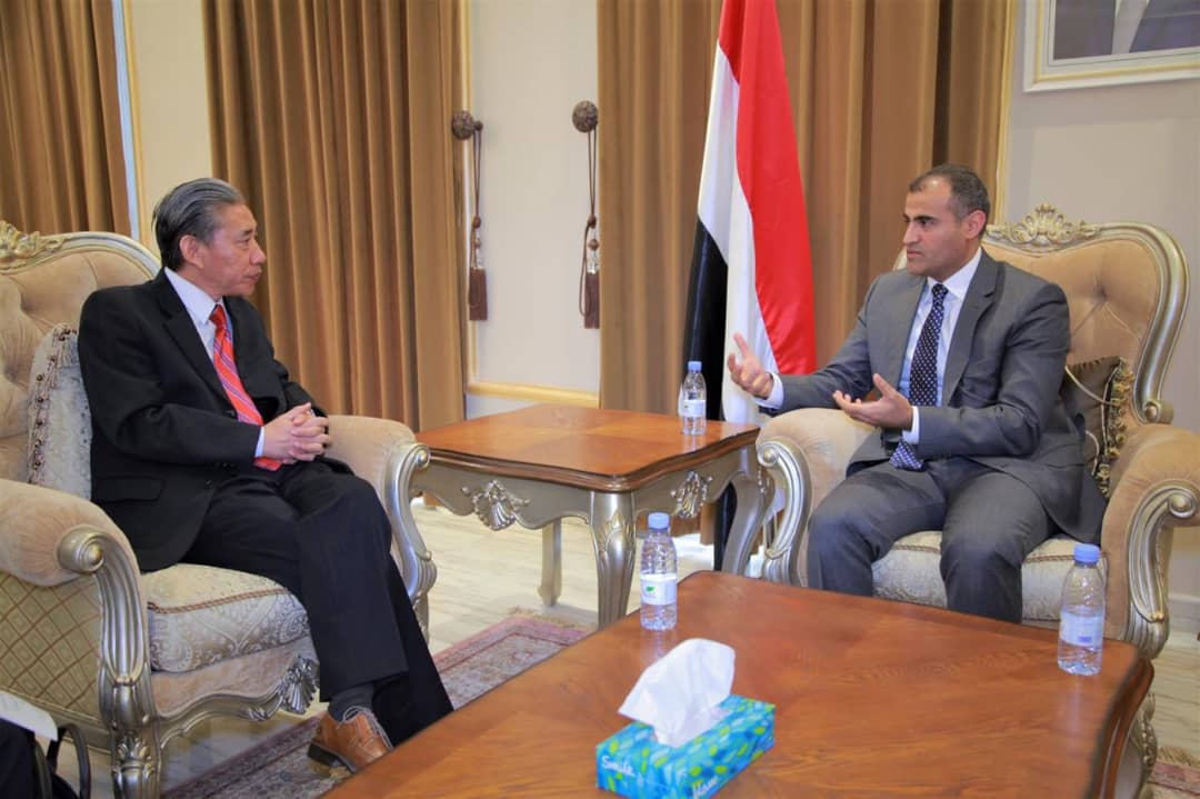 الحضرمي يستقبل السفير الصيني والأخير يؤكد موقف بلاده الداعم للحكومة الشرعية ووحدة وسيادة الأراضي اليمنية