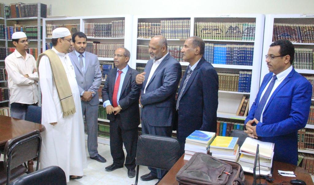 الوزير باسلامة يطلع على سير العملية التعليمية في عدد من الكليات الأهلية بحضرموت