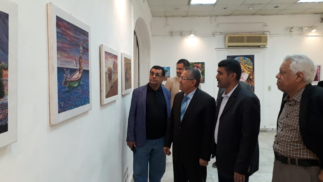 مستشار رئيس الجمهورية د. بن دغر يزور معرض ريشة هائمة في سماء اليمن للفنان وسام العنسي بالقاهرة