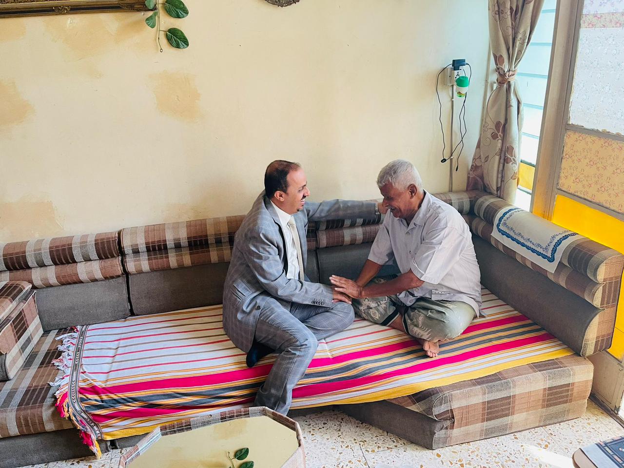 الإرياني يزور الموسيقار الكبير الفنان أحمد بن غودل في منزله بعدن