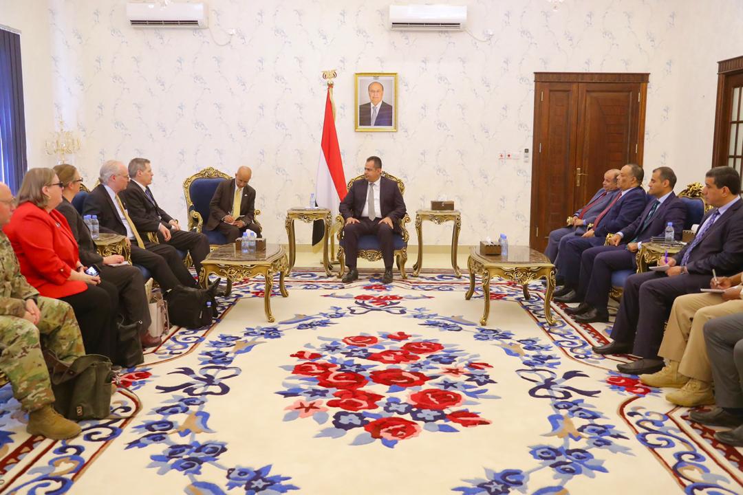 رئيس مجلس الوزراء يلتقي السفير الأمريكي في العاصمة المؤقتة عدن ويبحث معه جهود عملية السلام