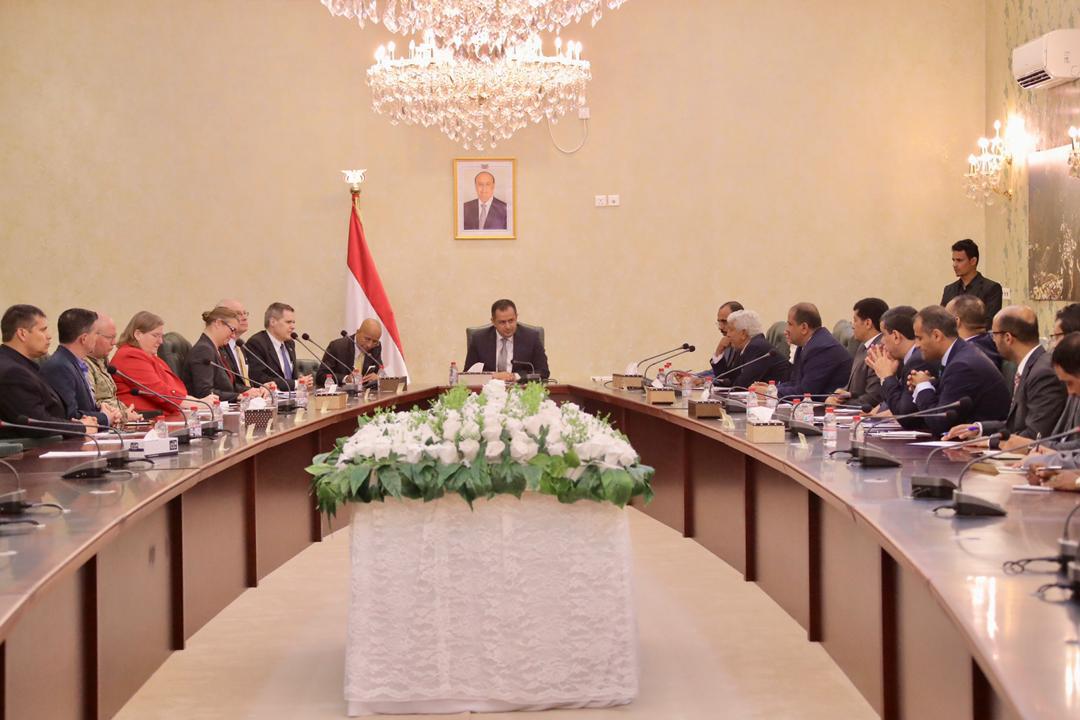 رئيس الوزراء د.معين عبدالملك يعقد مباحثات مشتركة مع السفير الأمريكي والوفد المرافق له في عدن