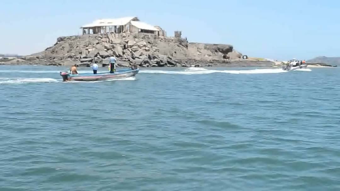 محافظ عدن يطلع على أوضاع عدد من الجزر البحرية في المعلا والتواهي