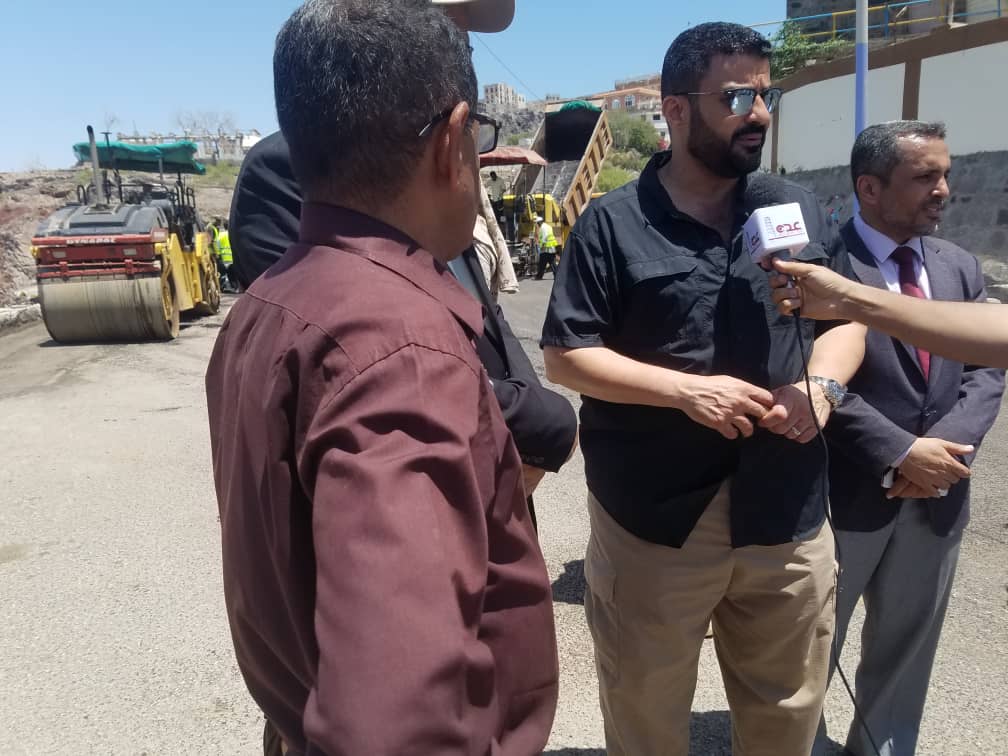 محافظ عدن يدشن مشروع سفلتة خط النفق - جولة الكهرباء بمديرية التواهي