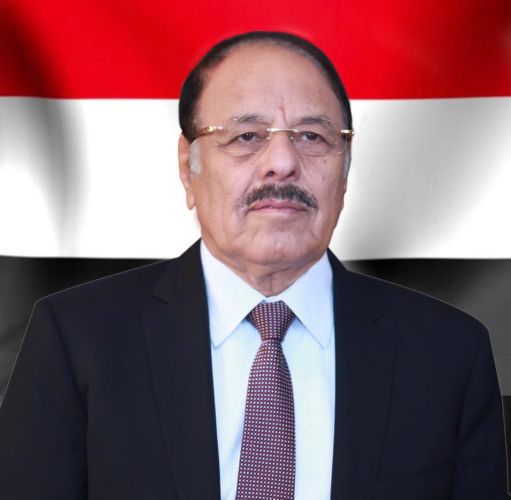نائب رئيس الجمهورية يجري اتصالاً هاتفياً بقائد المنطقة العسكرية الخامسة