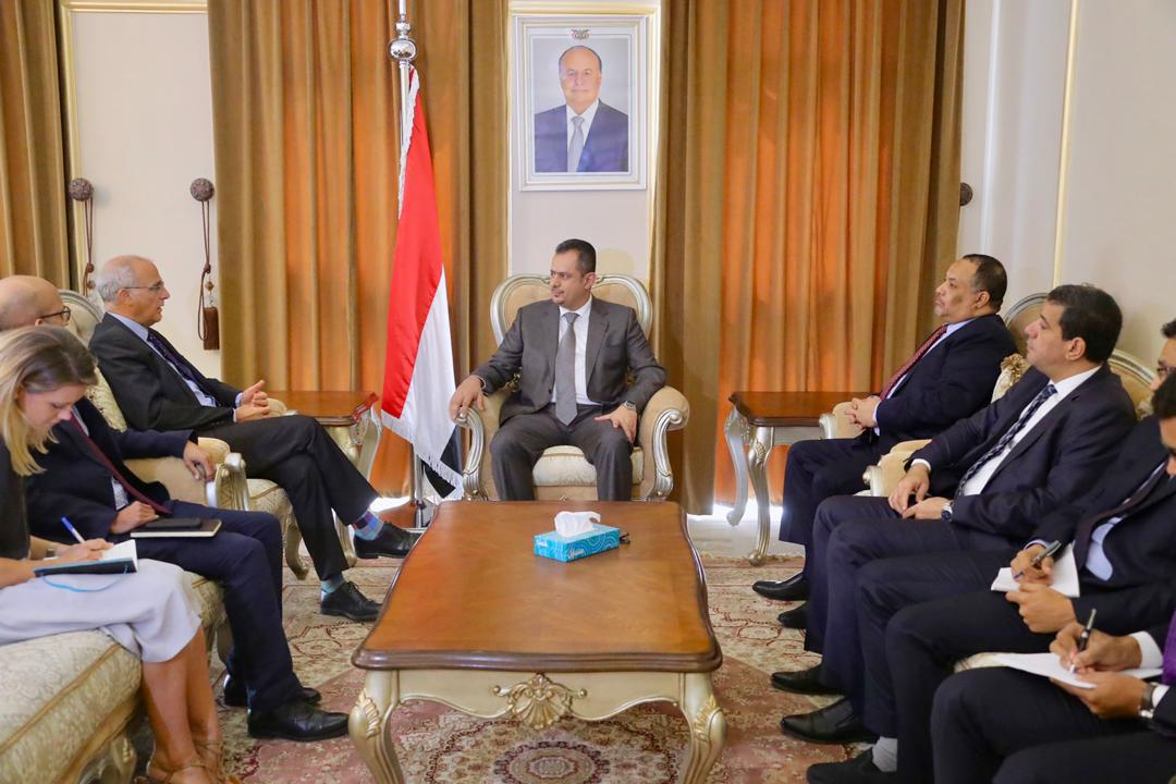 رئيس الوزراء د.معين عبدالملك يستقبل السفير البريطاني لدى اليمن 