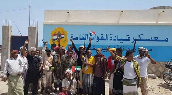 سياسي سعودي يدق ناقوس الخطر ، ويكشف عن الدولة التي تدرب فيها قائد الانقلاب في سقطرى