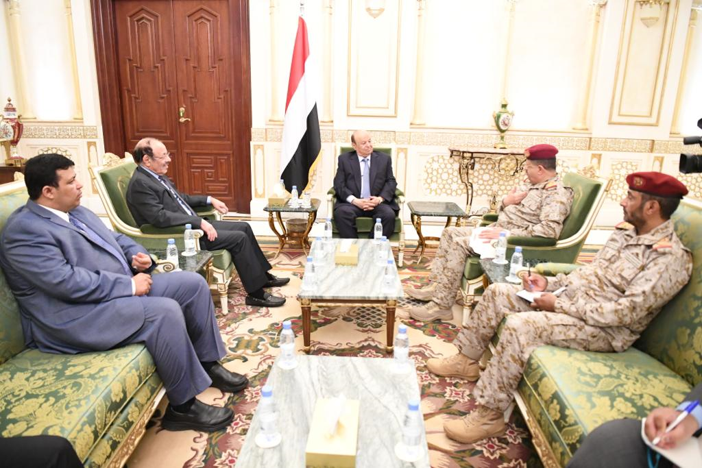 رئيس الجمهورية يستقبل نائبه ووزير الدفاع ويشدد على الاهتمام بأفراد الجيش وصرف مرتباتهم بانتظام