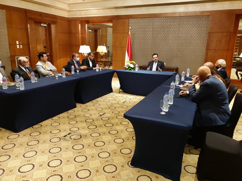 رئيس الوزراء يلتقي نخبة من المثقفين والمفكرين المصريين ويشيد بدورهم التنويري في الوقوف إلى جانب اليمن وشعبها في معركتهم الوجودية لاستعادة الدولة