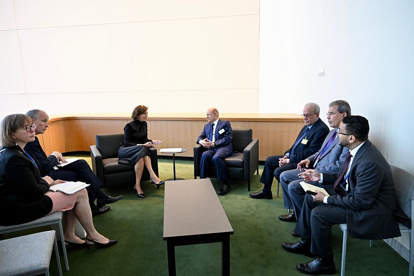 رئيس مجلس القيادة الرئاسي يلتقي المديرة العامة لليونسكو