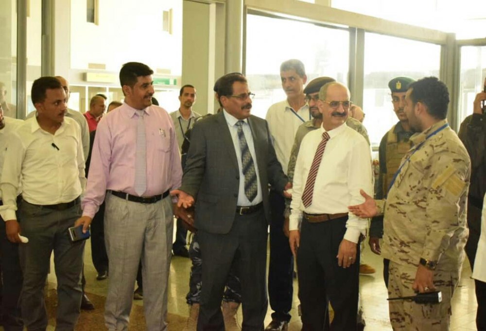 وزير النقل يتفقد المرحلة الأخيرة من أعمال صيانة مدرج التدحرج في مطار عدن الدولي