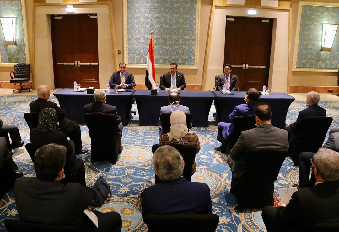 رئيس الوزراء يلتقي أعضاء البعثة الدبلوماسية اليمنية في القاهرة