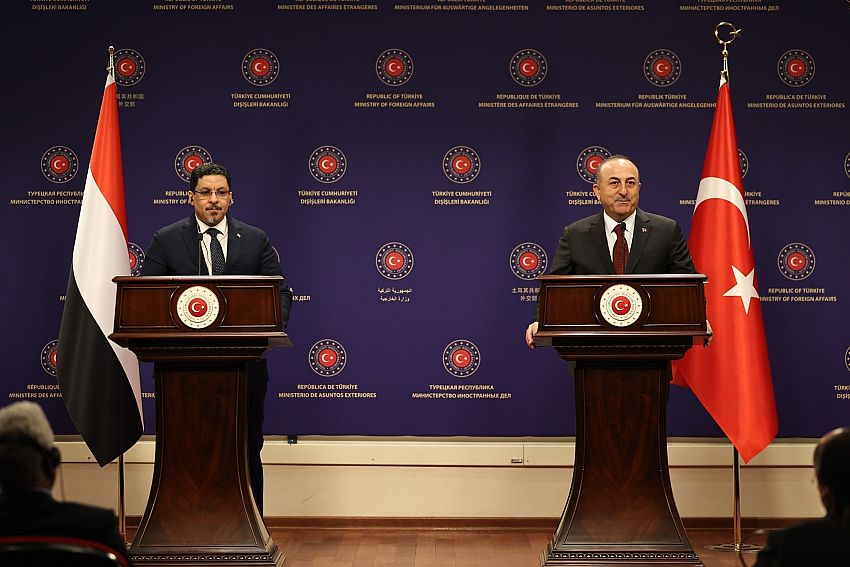 وزير الخارجية يبحث مع نظيره التركي تعزيز وتطوير العلاقات الثنائية بين البلدين