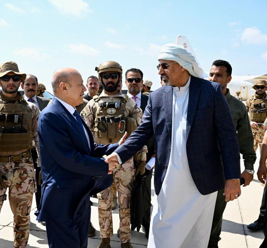 رئيس مجلس القيادة الرئاسي يغادر عدن في اجازة خاصة