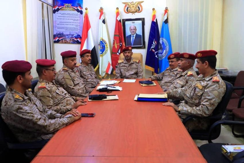 رئيس الأركان يعقد اجتماعاً موسعاً برؤساء هيئات وزارة الدفاع