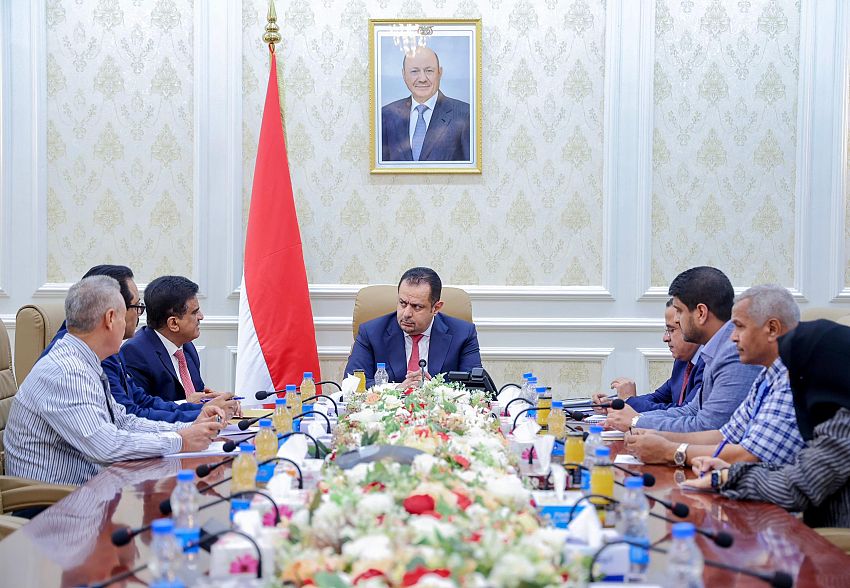 رئيس الوزراء يرأس اجتماع في عدن لقيادة وزارة النفط وشركتي النفط ومصافي عدن ومؤسسة النفط والغاز