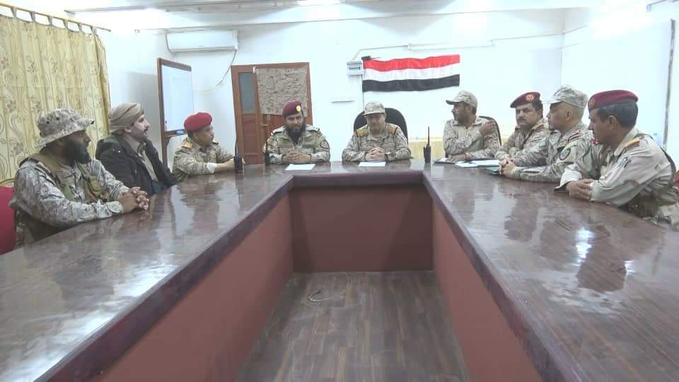 وزير الدفاع يترأس اجتماعاً لقيادات عسكرية بمأرب لمناقشة المستجدات
