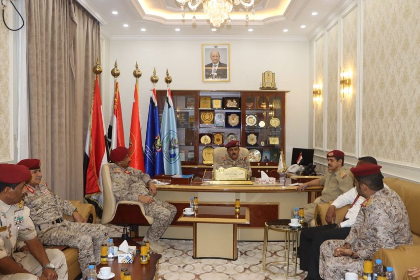 وزير الدفاع يشيد بضبط شحنات اسلحة كانت في طريقها لميليشيات الحوثي