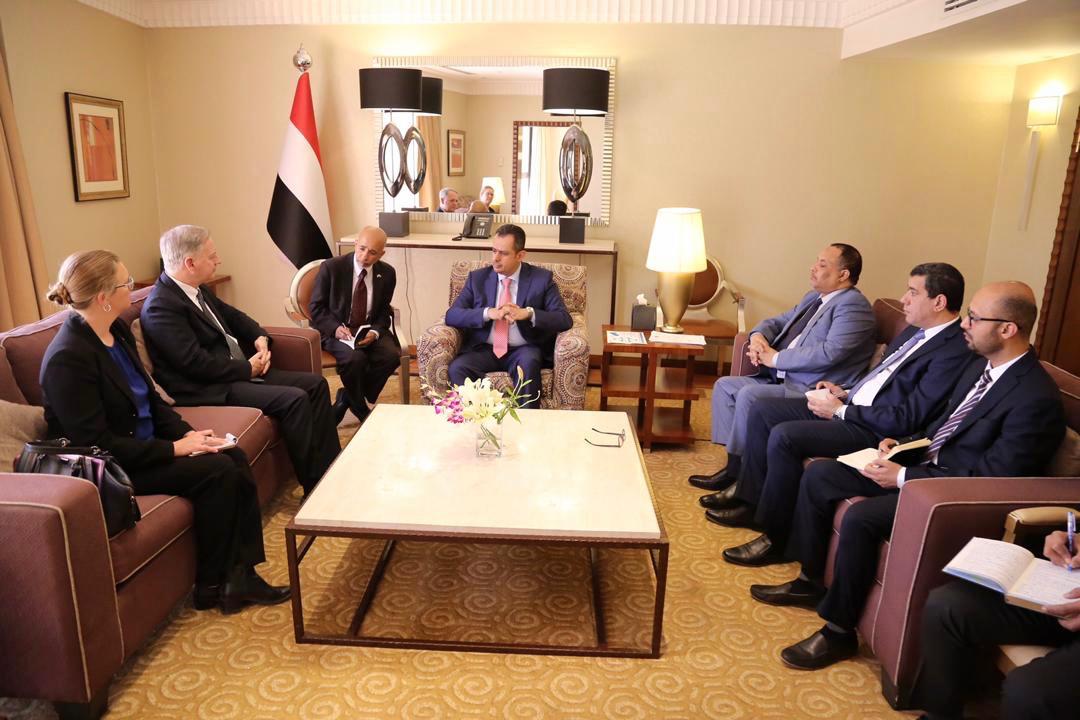 رئيس الوزراء: الحوثيون يدفعون الاقتصاد نحو الانهيار وحربنا مستمرة لتجفيف منابع تمويلهم