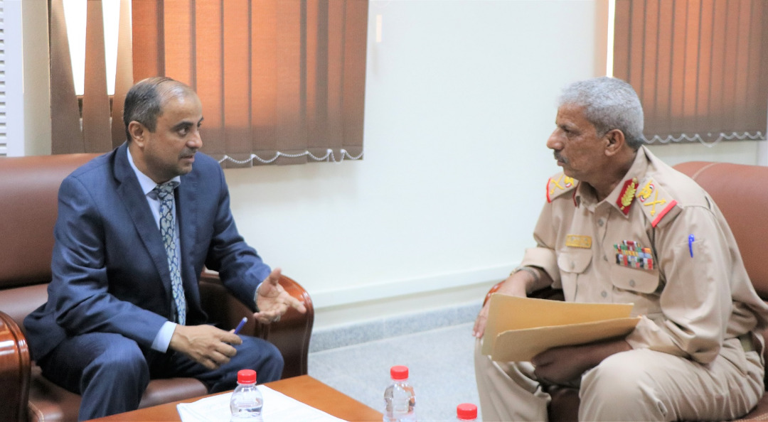 محافظ لحج ونائب وزير المالية يناقشان استعدادات افتتاح جمرك رأس العارة