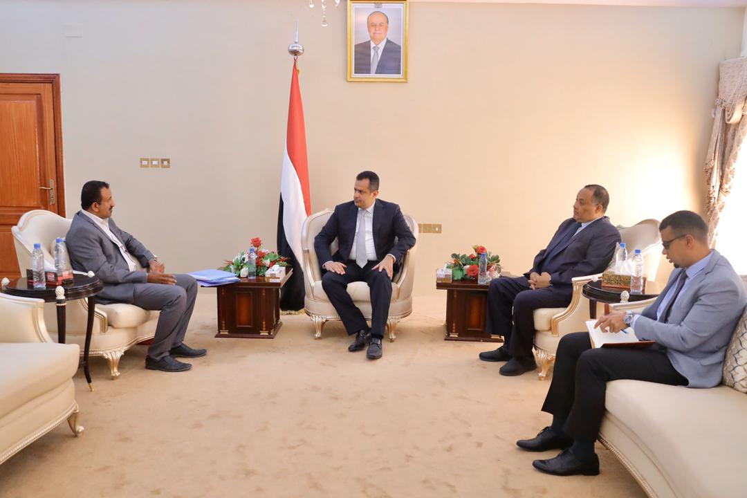 رئيس الوزراء د.معين عبدالملك يلتقي وكيل محافظة عدن لشؤون الشهداء والجرحى