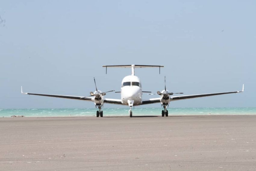هبوط أول رحلة جوية في مطار المخا بمحافظة تعز