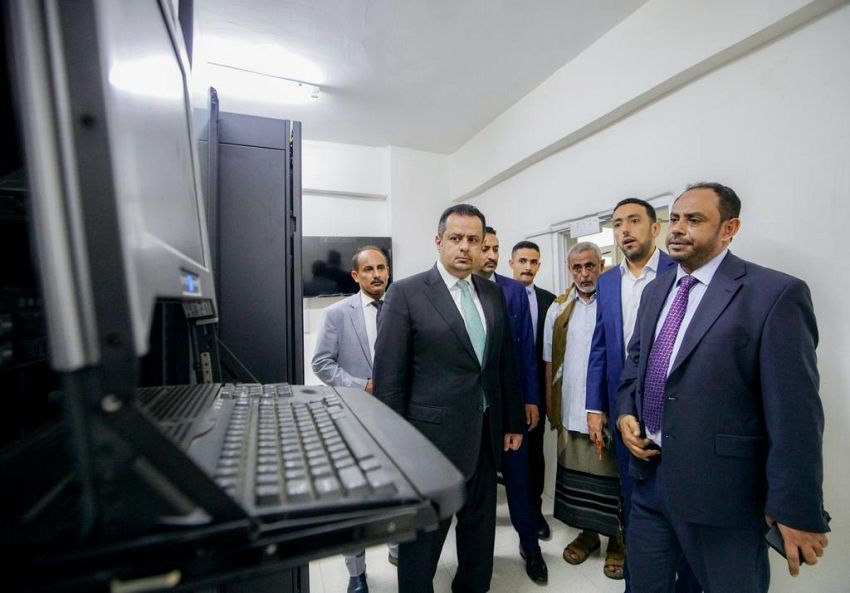 رئيس الوزراء يزور رئاسة مصلحة الجوازات في عدن