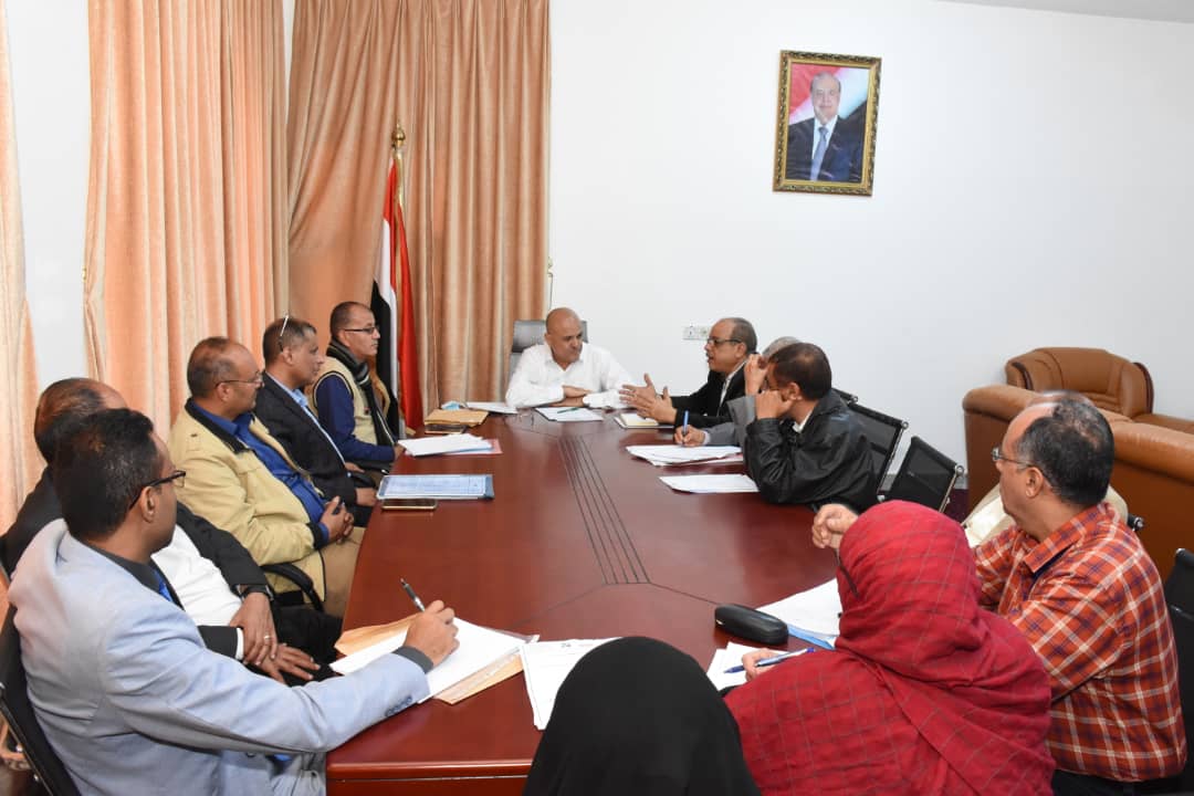 محافظ تعز يؤكد على تحسين جودة الخدمات الطبية ويعلن اعتماد مناقصة مشروع طريق تعز- التربة