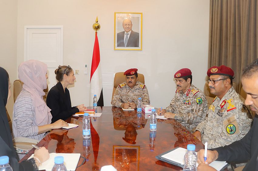 وزير الدفاع يلتقي السفيرة الهولندية لدى اليمن