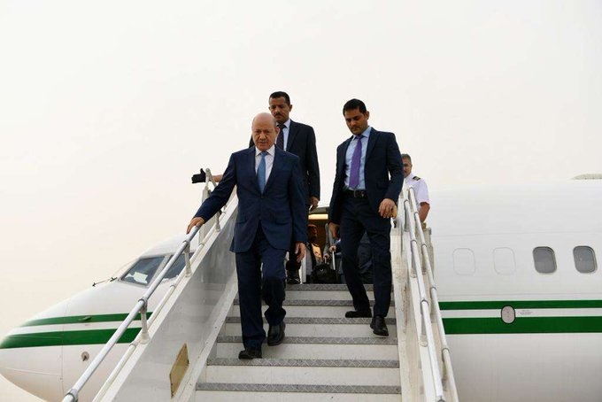 رئيس مجلس القيادة الرئاسي يصل الرياض في طريق عودته الى الوطن