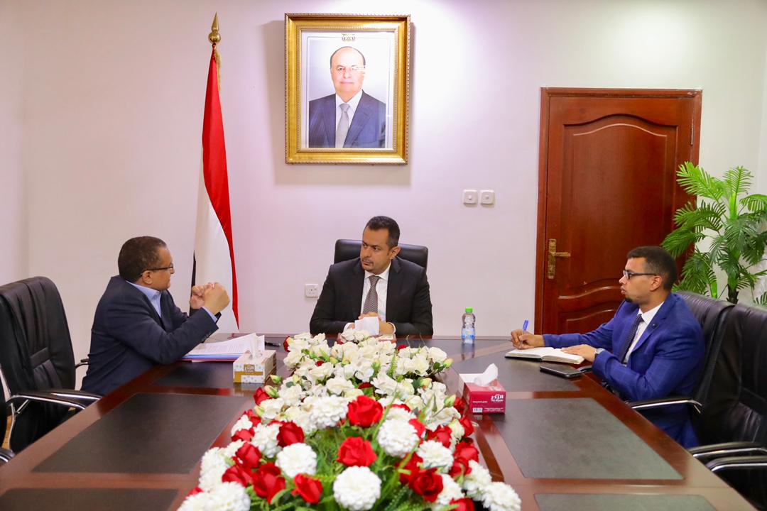 رئيس الوزراء د.معين عبدالملك يوجه بتقديم الإغاثة والخدمات الأساسية اللازمة للنازحين في مختلف المحافظات