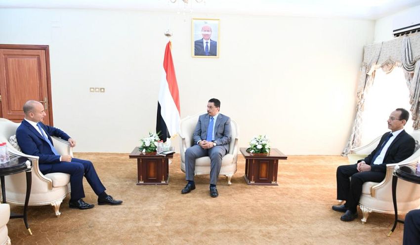 وزير الخارجية يلتقي السفير الفرنسي لدى اليمن