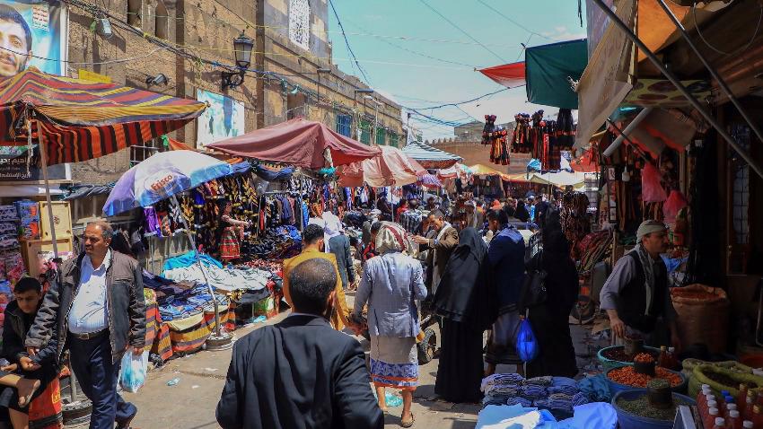 موسم جديد للنهب.. الحوثي يفرض على الباعة المتجولين واصحاب البسطات جبايات تحت مسمى ''هدايا الشهيد''