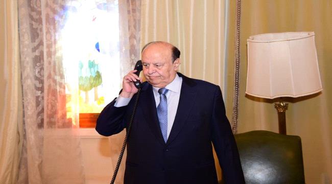 رئيس الجمهورية يجري اتصالاً هاتفياً بمحافظ مأرب ويشيد بانتصارات الجيش الوطني