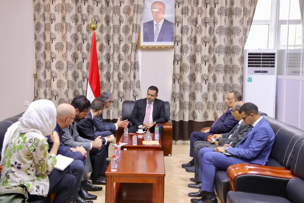 رئيس الوزراء د.معين عبدالملك يستقبل وفد بعثة الصليب الأحمر