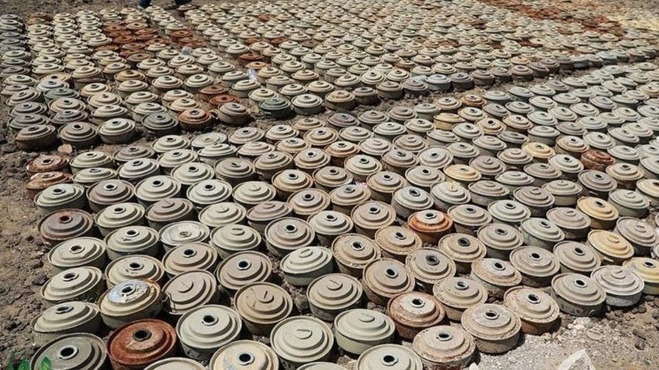 الحديدة| الفرق الهندسية لقوات الجيش تتلف كميات كبيرة من الالغام والمتفجرات زرعتها المليشيات في منطقة المسنا