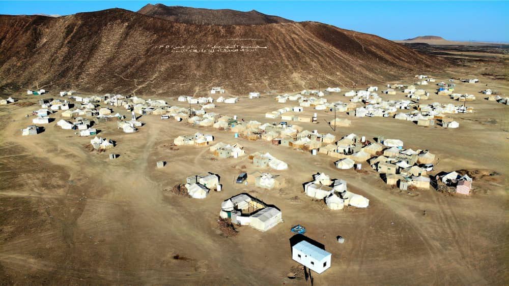 المليشيا الحوثية تهجر أكثر من 1850 أسرة من مخيم الخانق ومجزر