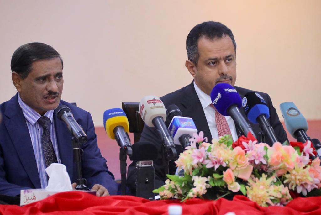 رئيس الوزراء يوجه بإيجاد حلول غير تقليدية لحل إشكالات الكهرباء والخدمات في حضرموت