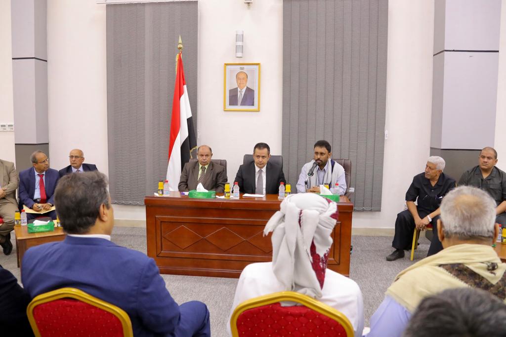 رئيس الوزراء د.معين عبدالملك يناقش مع قيادة حضرموت ترتيبات إعادة افتتاح مطار الريان واحتياجات المواطنين الخدمية